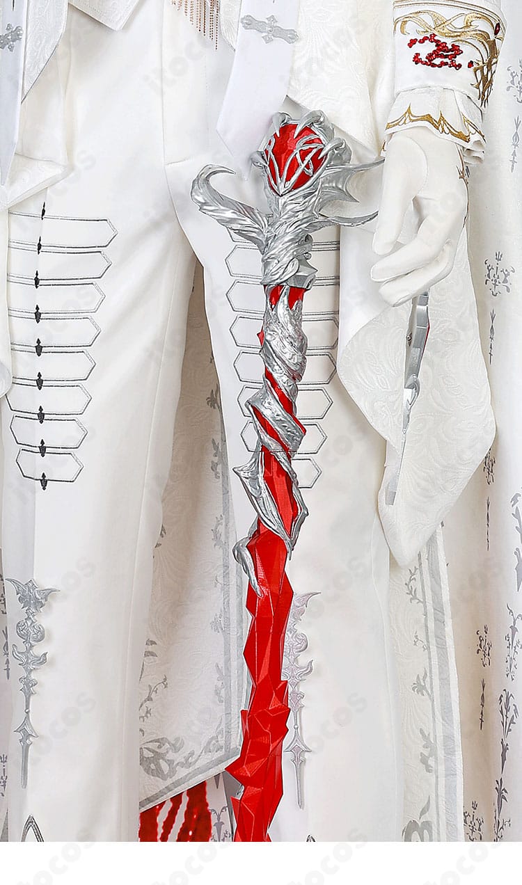 付属品の固定方法と意匠のアップ。マント留め具や飾り物の安定固定仕様が分かる