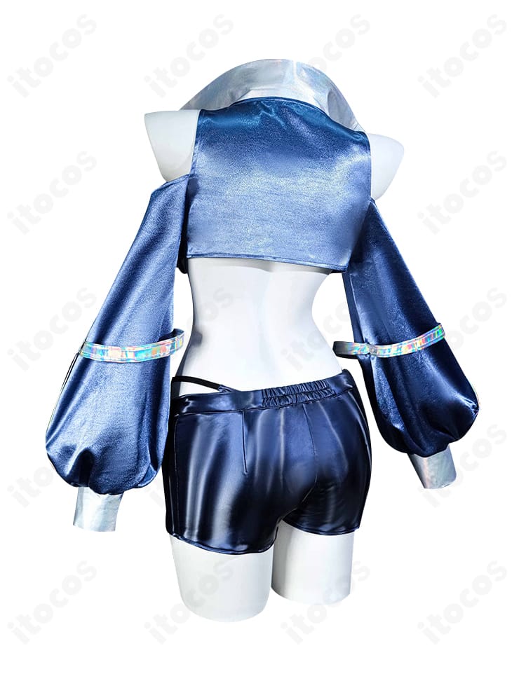 ニュージャージー ブラック・プレリュード衣装の背面。コートの丈感とバックシルエットが見える