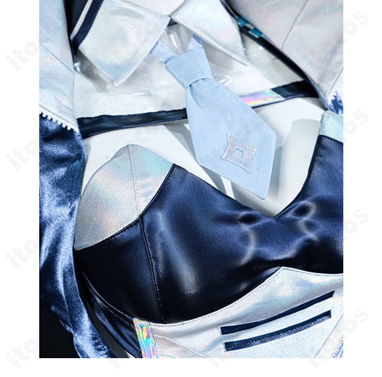 襟元とネクタイの装飾ディテール。結び目のバランスと生地の艶感を近接で撮影