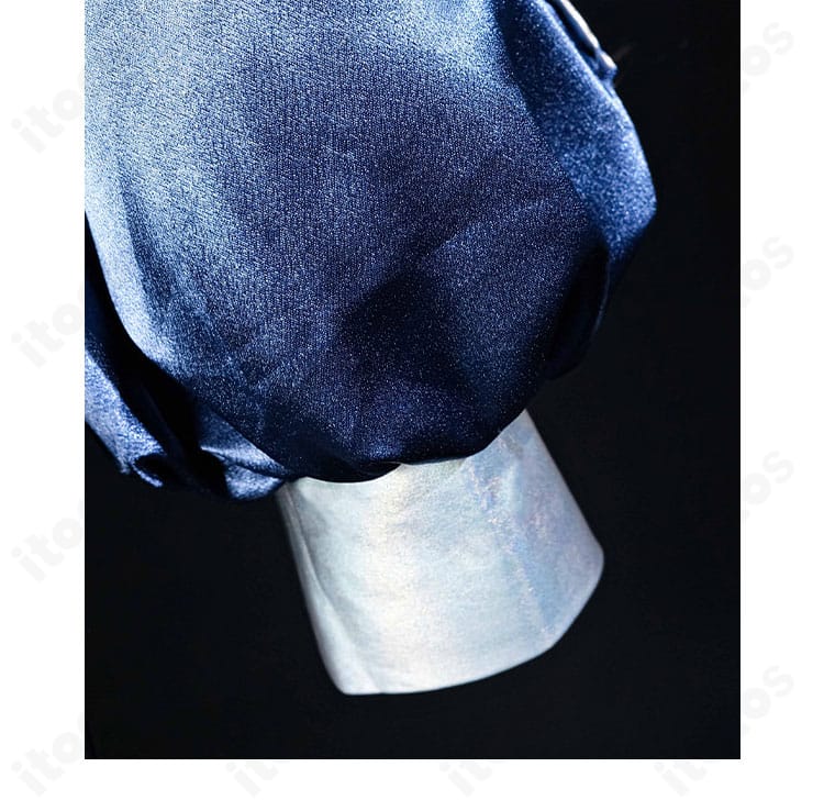 袖口の装飾ディテール。カフ部分の素材感と縫製、エッジの仕上げが分かる