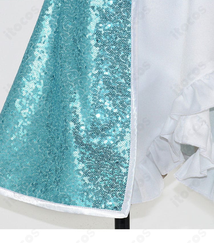 ワンピース裾の装飾ディテール。トリムとヘムラインの仕上げを確認。