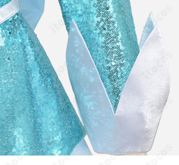 袖口の形状・装飾と生地感が伝わる拡大写真