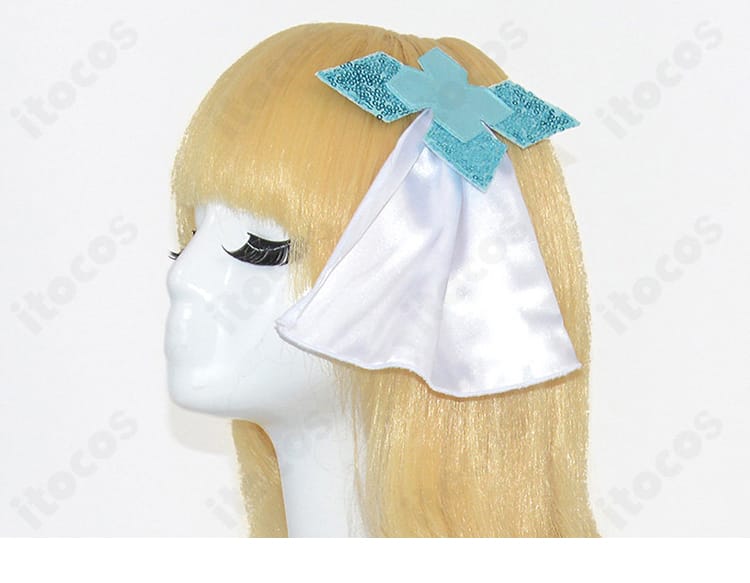 頭飾りの留め具や装飾パーツの近接ディテール写真