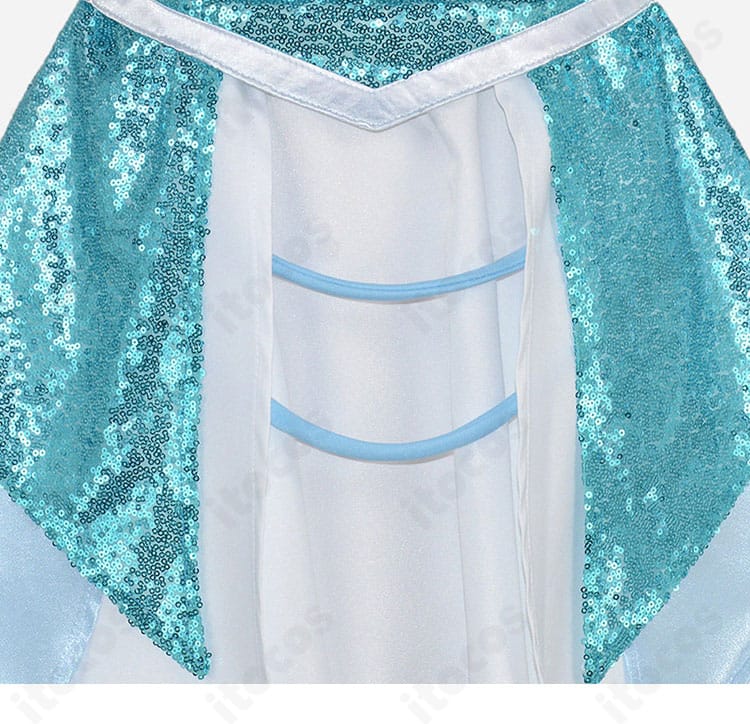 スカート後ろ裾の装飾とドレープ感、広がりがわかる詳細写真