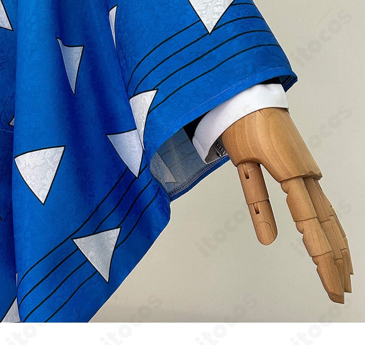 袖口の装飾・カフ仕様の拡大。縫製と配色ラインの整い具合を示す。