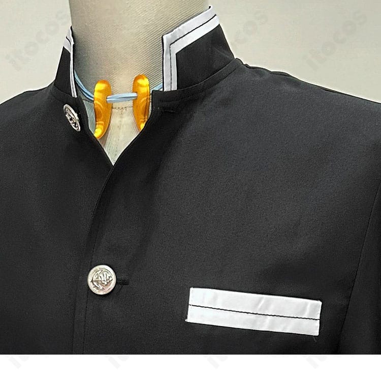 隊服の襟元・首飾りディテール。ボタン位置とステッチワークの質感が分かるクローズアップ。