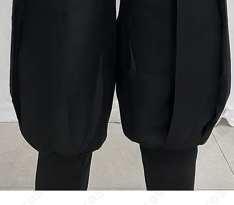 ズボン裾と脚絆（レッグカバー）の装飾ディテール。丈感とフィット感の確認用。