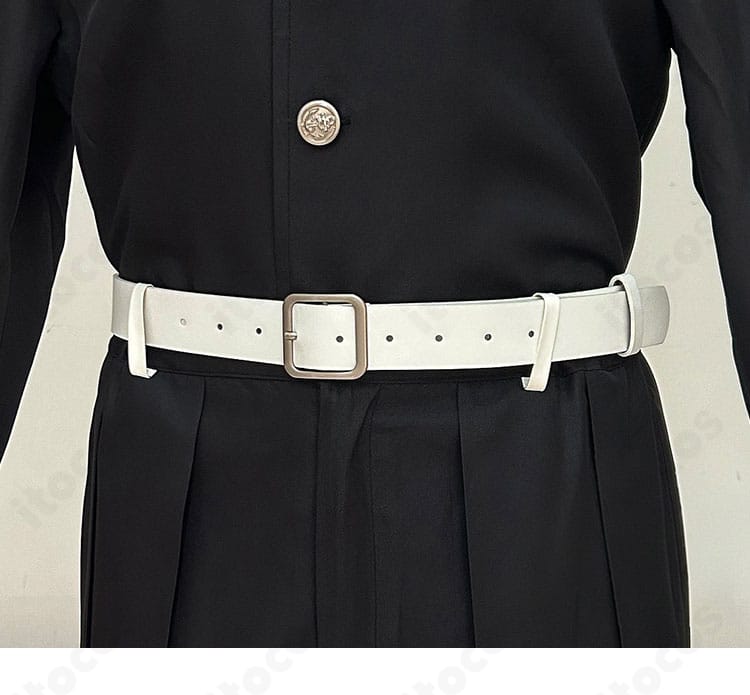 ウエスト周りのベルト装飾ディテール。バックル形状と位置関係が分かる近接写真。