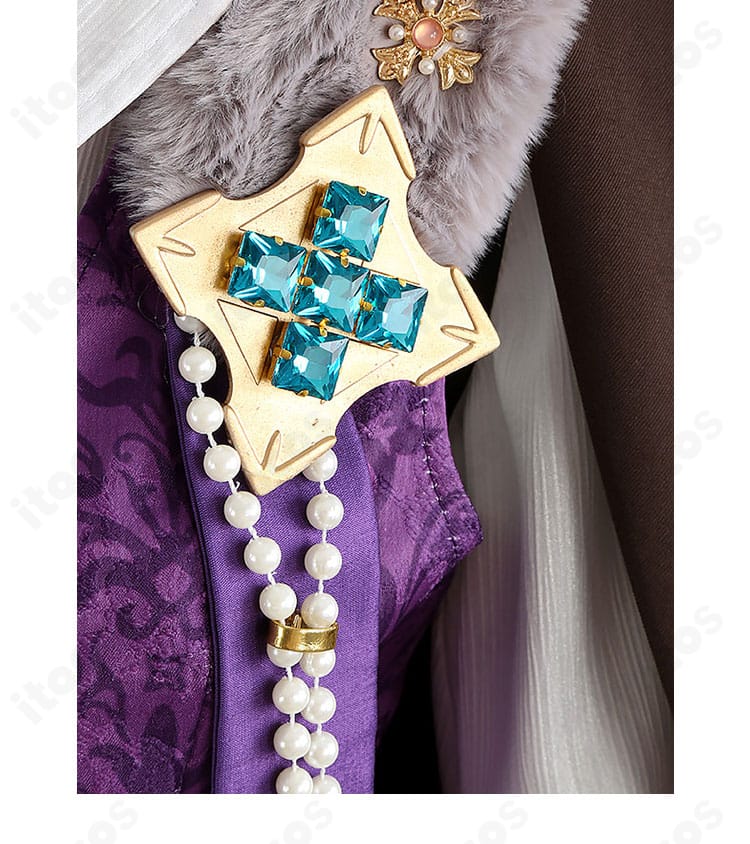 ロイヤルフラッシュ衣装 胸飾り（チェーン・エンブレム）の近接写真