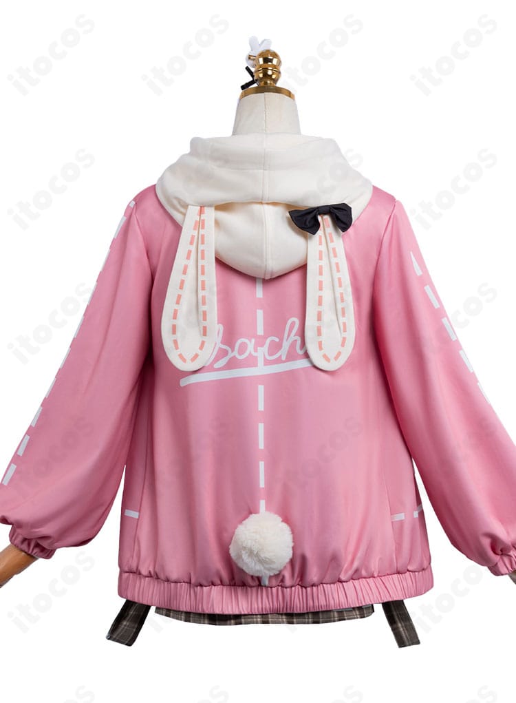 おさんぽうさちゃんコーデの背面全体。コートの丈感と背面シルエット、レッグウォーマーのボリューム配置が分かる背面画像。