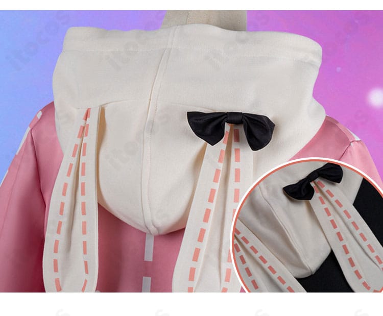 背面フードと飾りのアップ。フード形状、背面装飾の縫製ライン、配色のコントラストが分かるディテール画像。