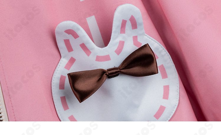 ポケット周りのアップ。ポケット口のステッチ、飾りボタンと生地の質感、実用性とデザイン性の両立を示す写真。