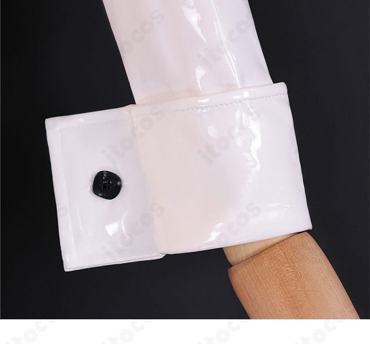 袖口の縫製と装飾パーツのクローズアップ