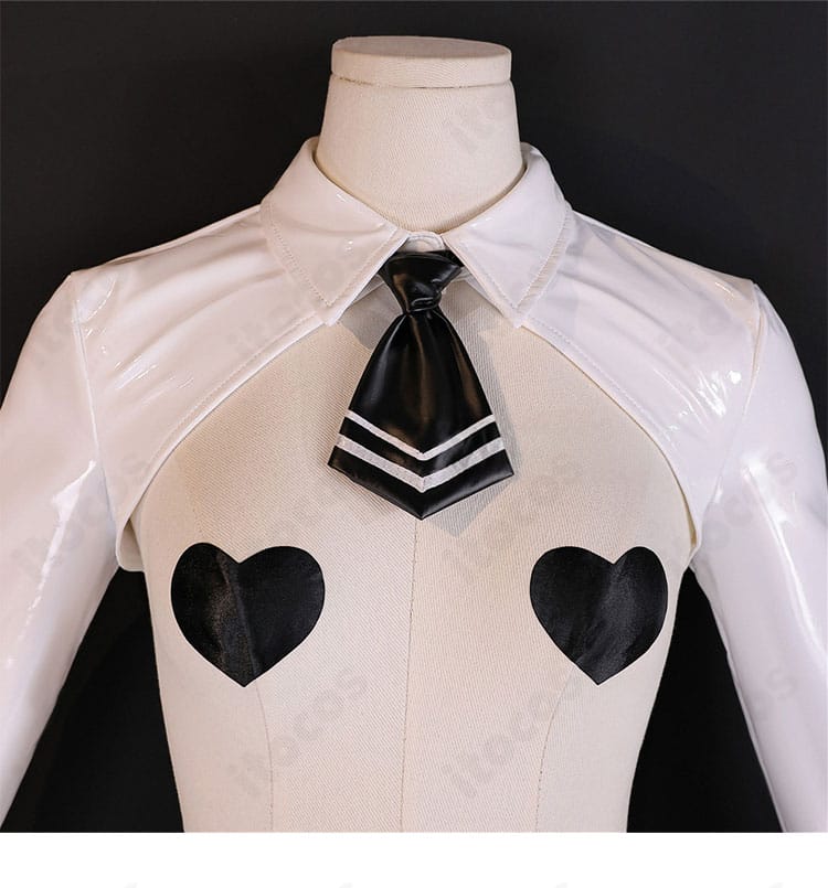 トップス前面の装飾と生地の光沢を示す近接写真