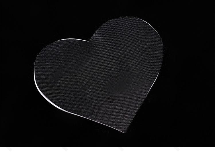 ハート型アクセサリーのデザインと質感の近接