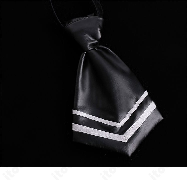 ブラックネクタイの質感と留め具のディテール