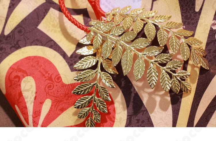 葉モチーフ装飾の配置と立体感（天女繚華 花吹雪）