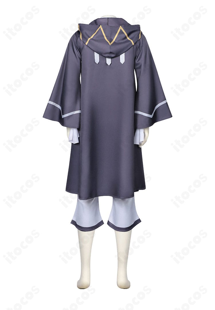 衣装の背面全体。マントの落ち感と背面ラインの美しさを確認できる画像。