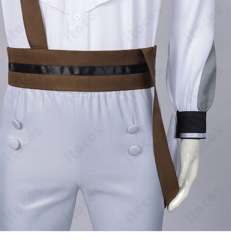 腰回りのベルトディテール。サイズ調整金具としっかりした固定感を表現。