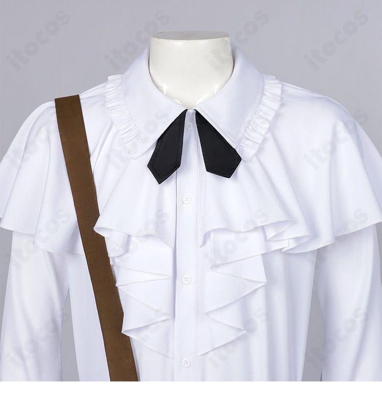 マントのショルダー周りディテール。肩のラインとドレープのバランスがわかる画像。