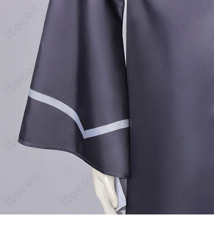 袖口ディテール。ハリのある生地と端処理の丁寧さが見えるアップ。