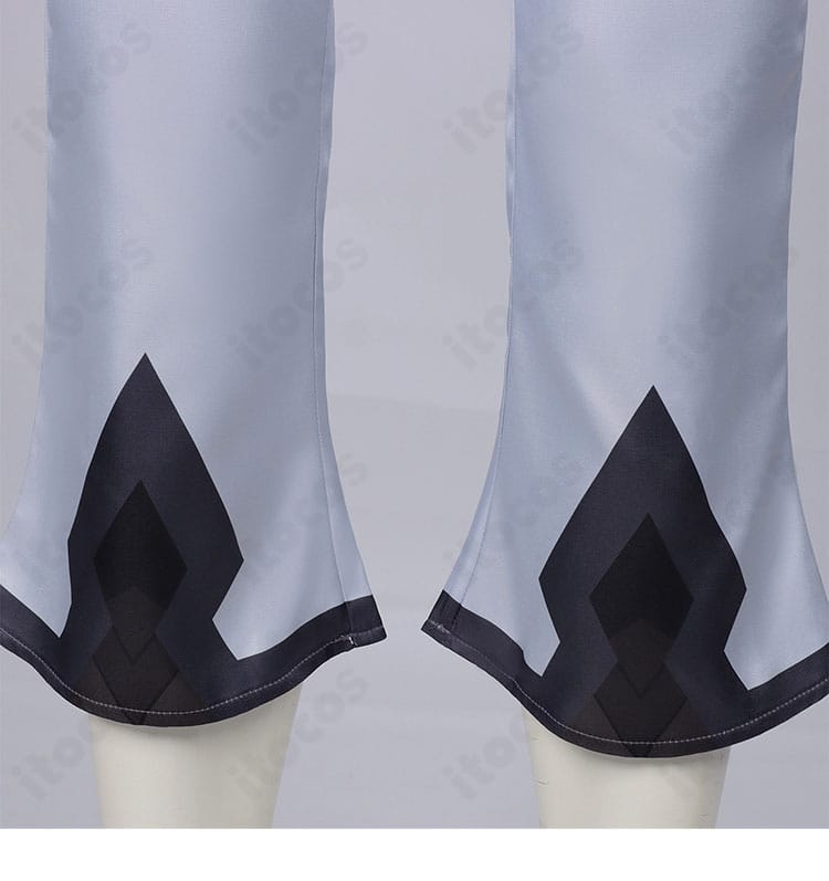 ズボンの裾・パンツ脚部ディテール。動きやすさに配慮したパターンが見える。