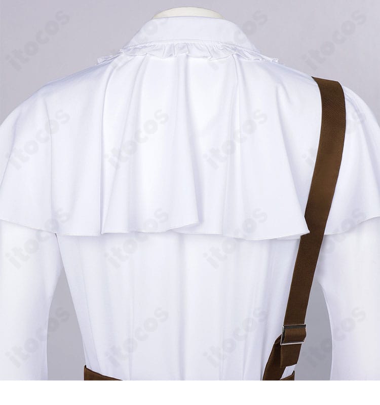 背面ディテールのクローズアップ。マントの縁取りと背面の縫製品質を強調。