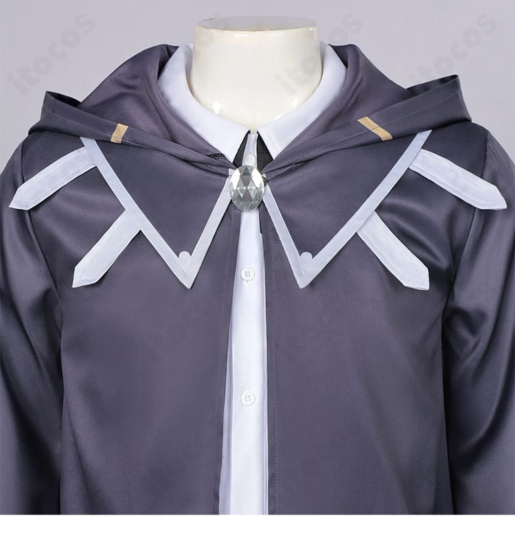 襟元ディテール。襟の立ち上がりと落ち着いた色味のコントラストを強調。