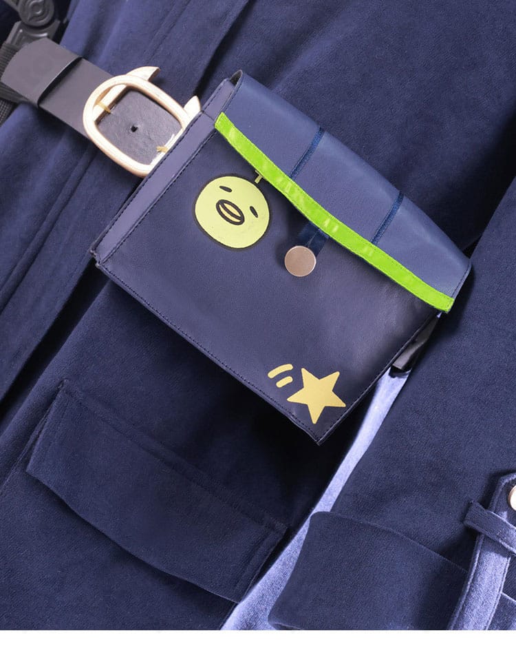 ウエストポーチと腰飾りの近接ディテール