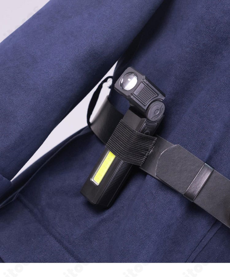 ベルト一体の腰飾りパーツのクローズアップ