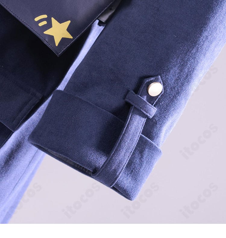 袖口のカフス装飾とパイピングのディテール