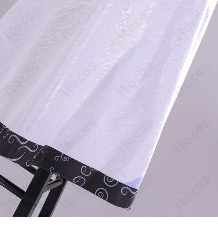 外套裾のストライプとロゴ風文字装飾ディテール