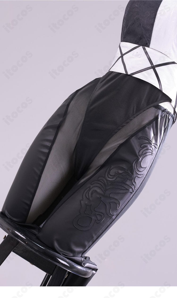 パンツ側面のロゴ風文字装飾とラインディテール