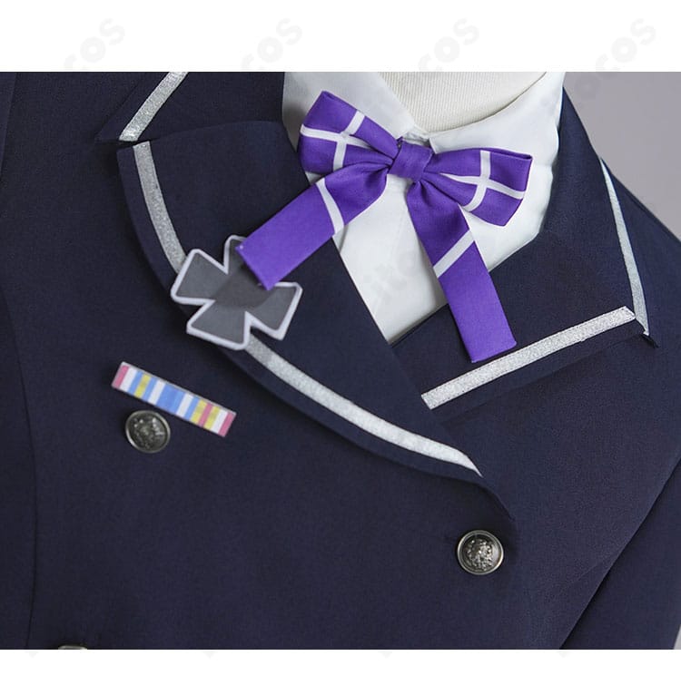 襟元ディテールの近接画像。シャツの襟、リボン結び、胸飾りの質感と縫製を示す。