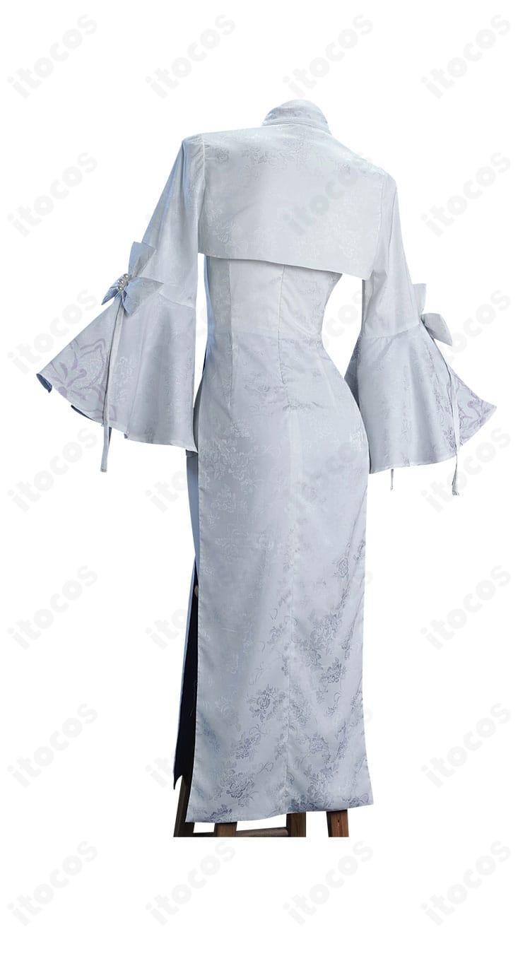 95式 グレースドレスの背面。背中の開閉位置とコートのシルエット、裾のバランスを示す後ろ姿。