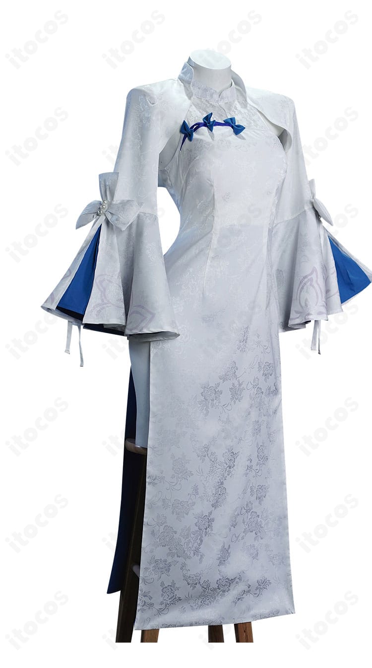 95式 グレースドレスの側面。タイトなチャイナシルエットとスリットのライン、コートの落ち感が分かる横からのディテール。