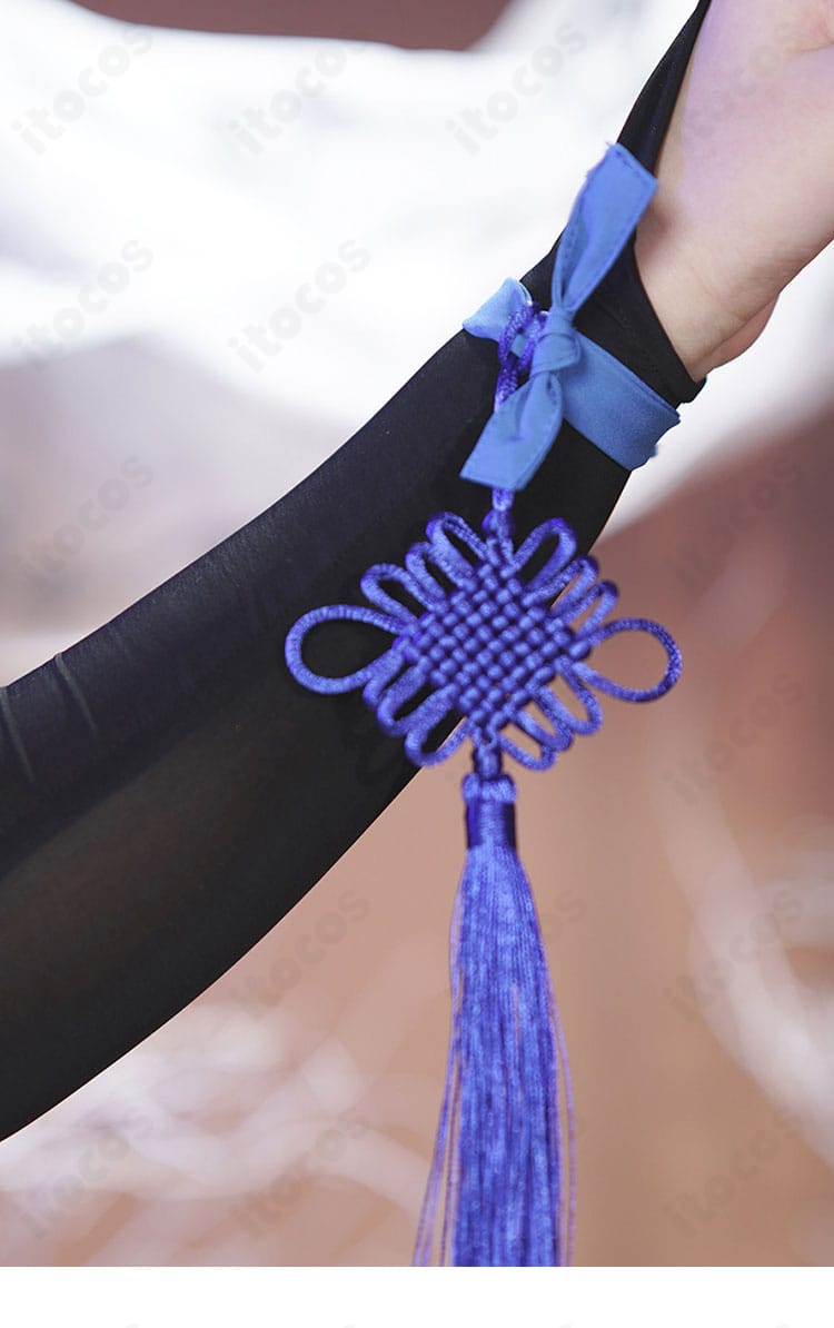 95式 グレースドレスの腕飾りディテール。カフスとアクセサリー類の質感、留め具の仕様が分かるアップ。