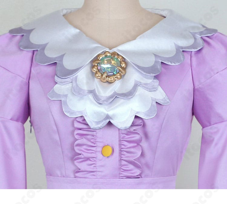 襟元装飾ディテール。スカーフ結び目と3Dパーツの質感が分かる近接写真