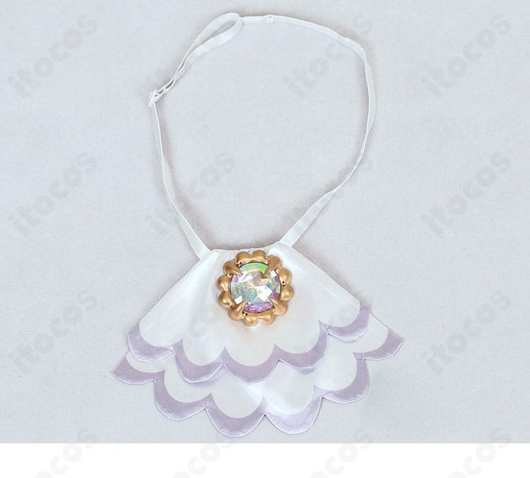 ネックアクセの装飾ディテール。首元のモチーフと金具の艶感