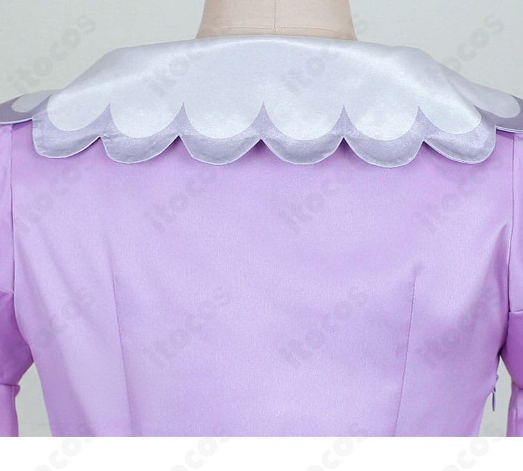 背面装飾ディテール。背中の切り替えと装飾パーツの配置を拡大