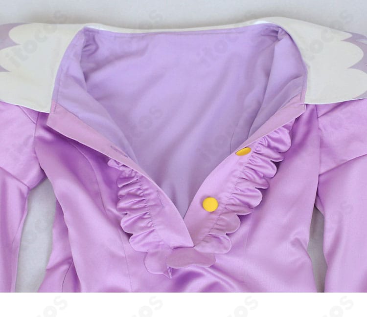 襟元のステッチと生地感ディテール。生地の質感と端処理の丁寧さを強調