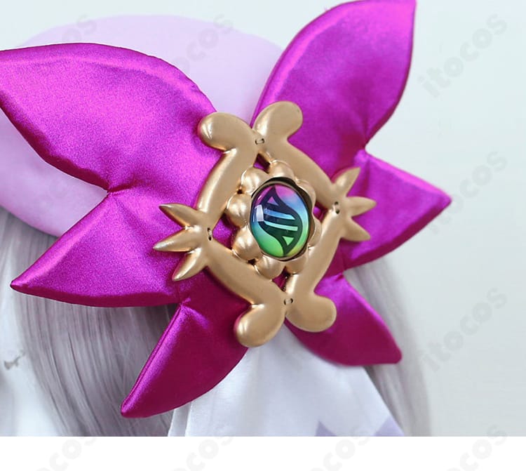 ヘアアクセ装飾の近接。色味のコントラストと留め具の仕上げ