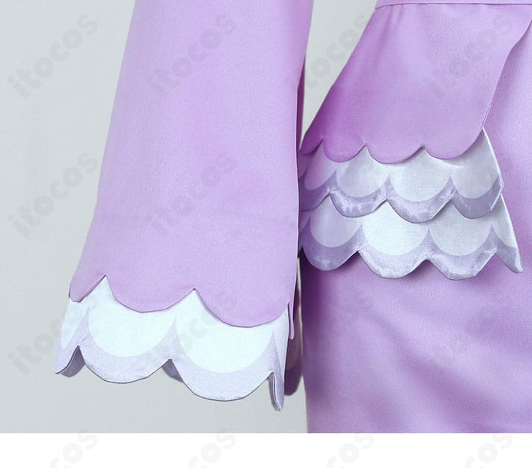 袖口の装飾ディテール。カフの形状とパイピングの精度が分かる近接