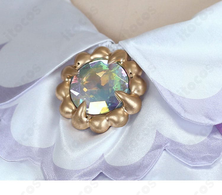 ネックアクセサリーの近接。首元のバランスと金具の質感を示すディテール