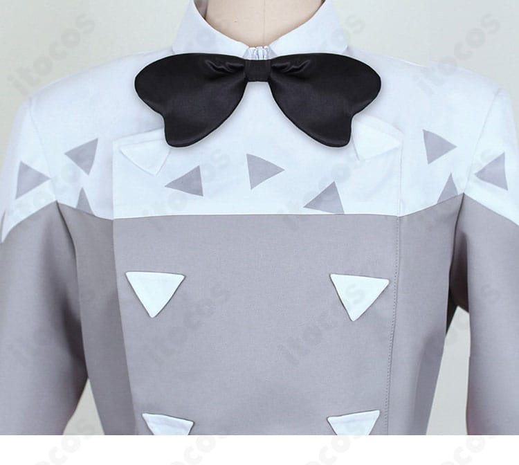 前合わせと前立ての装飾ディテール。ボタン配置と縫製の整いを示すアップ