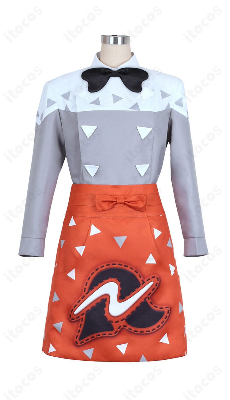 グリーズ風コスプレのトップスとエプロンを着用時の正面全景。襟元と前立てのディテールが見える