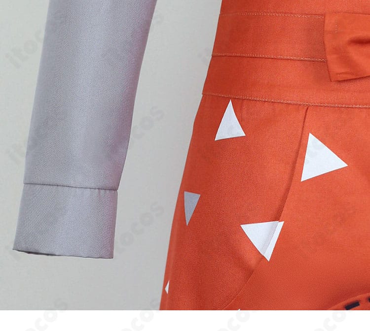 袖口とカフスのディテール。折り返しラインとボタンの質感を強調