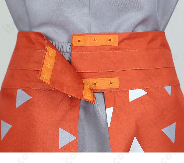 スカート後ろのウエストボタン配置と留め具のアップ