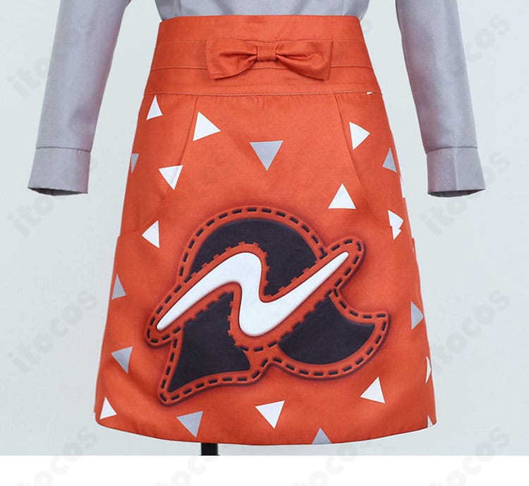 エプロンの装飾と生地感のクローズアップ。裾の縁取りとステッチが見える