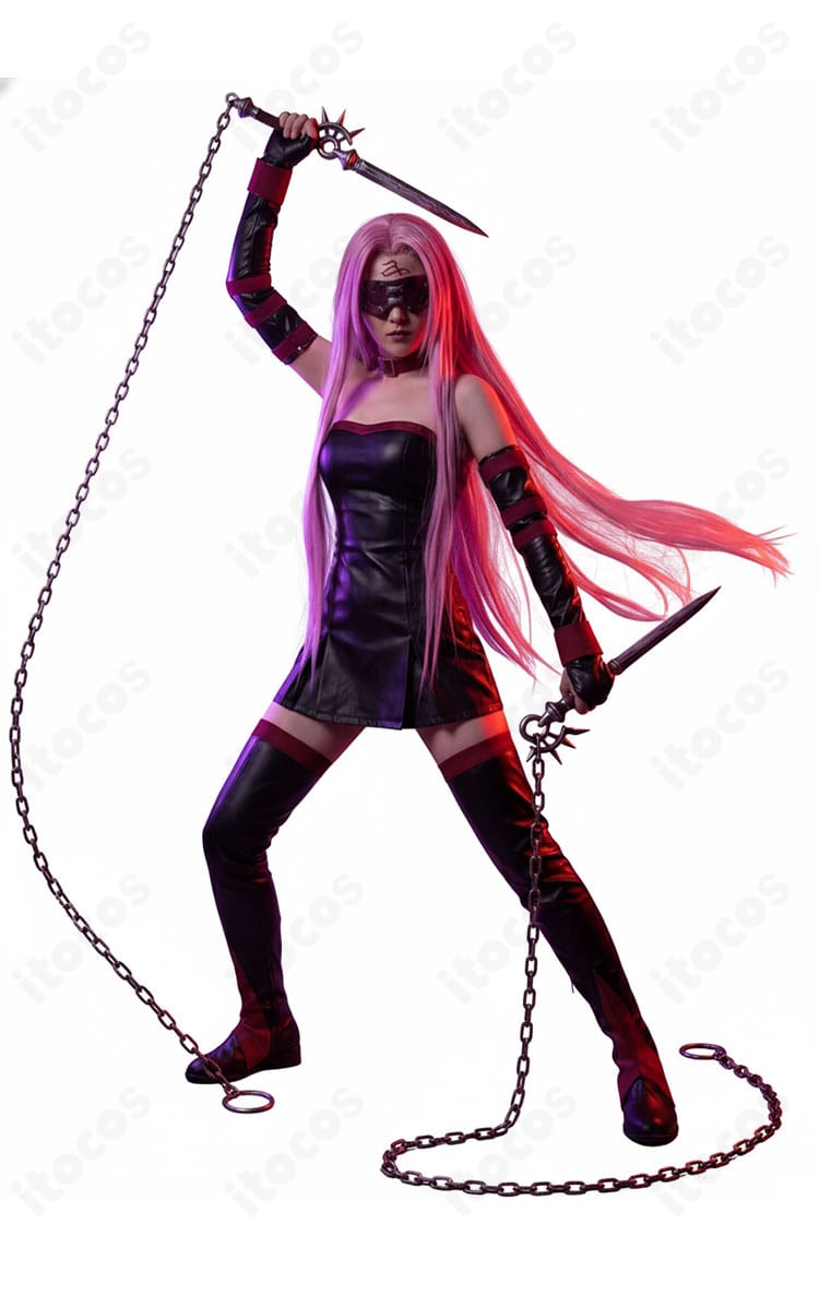 目隠しを装着した着用イメージ。アームカバーの長さとフィット、全体のクールでダークな雰囲気を表現。